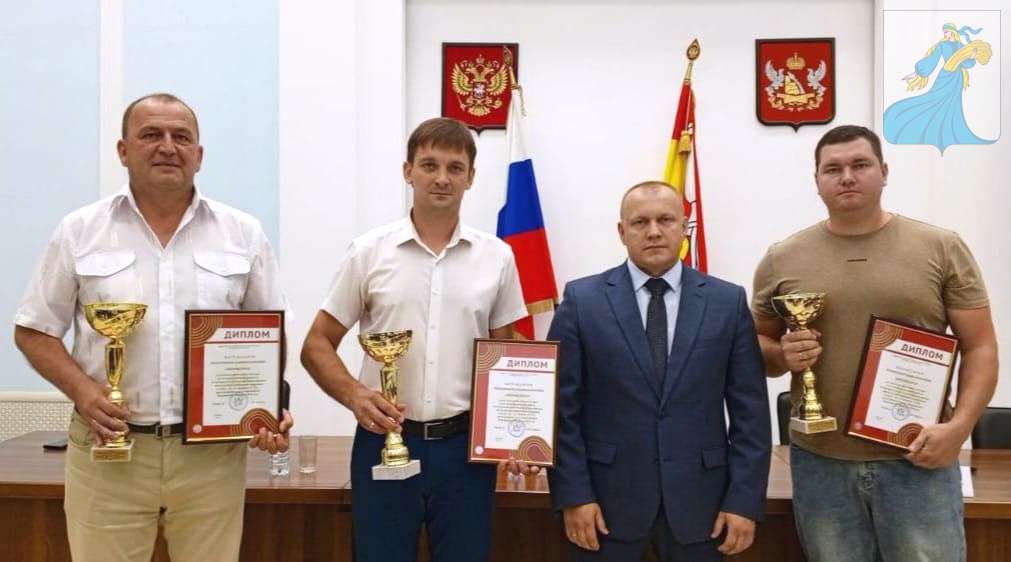 Диплом и кубок за высокий результат.